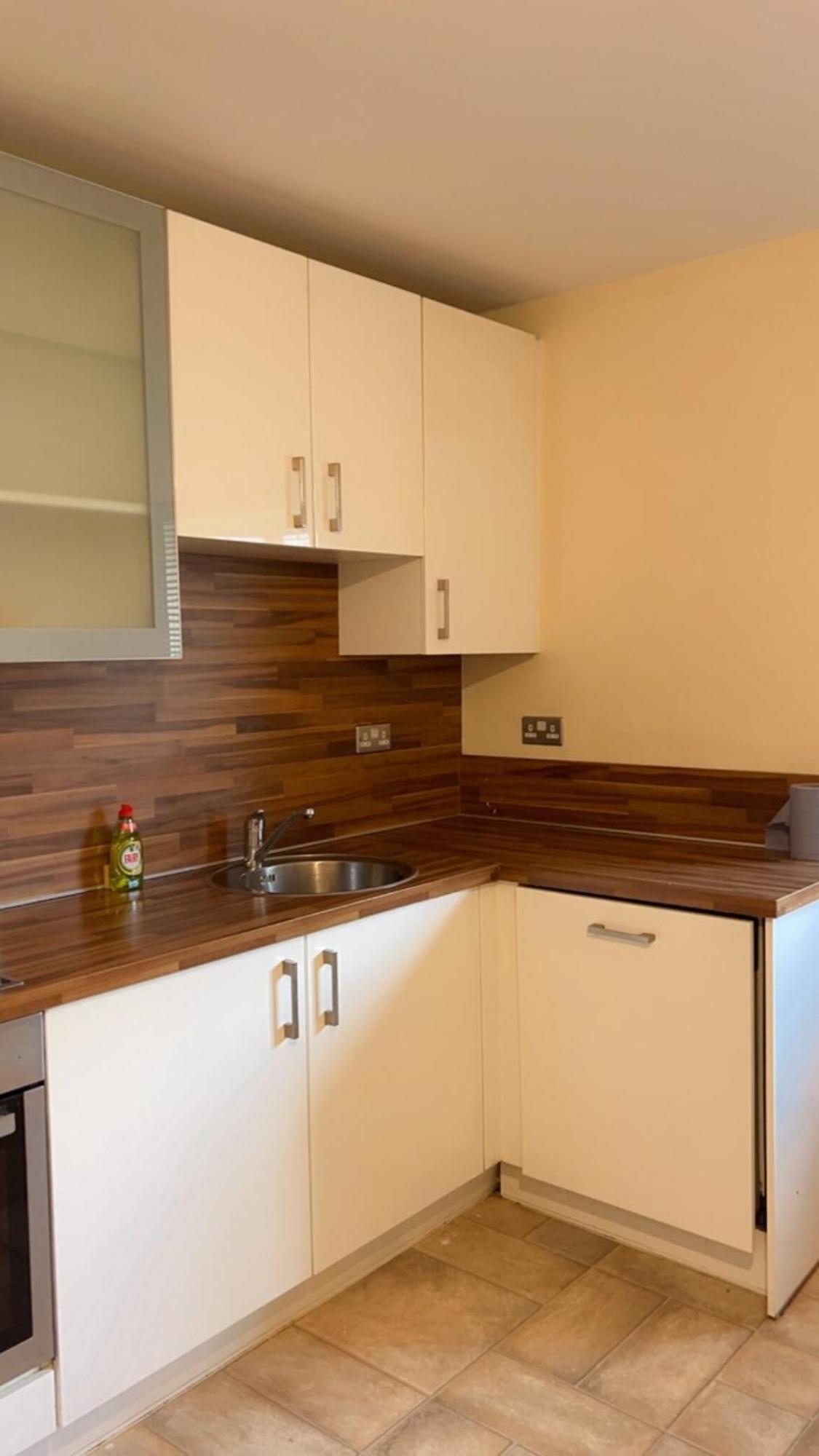 King Bed Just 8 Minutes To Airport Apartment