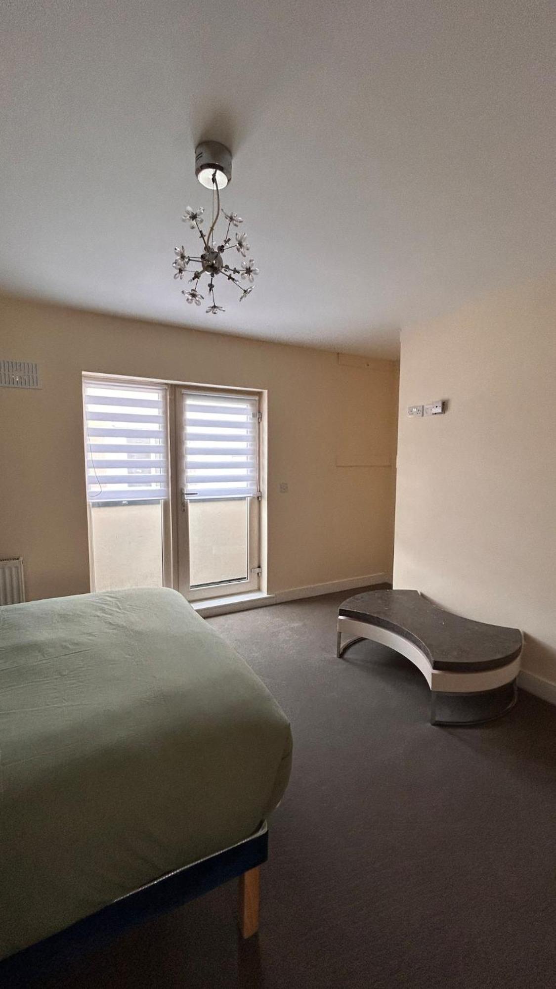 Apartment King Bed Just 8 Minutes To Airport Dublin