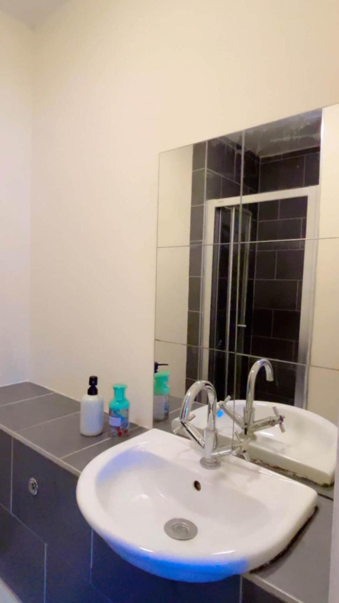 Apartment King Bed Just 8 Minutes To Airport *
