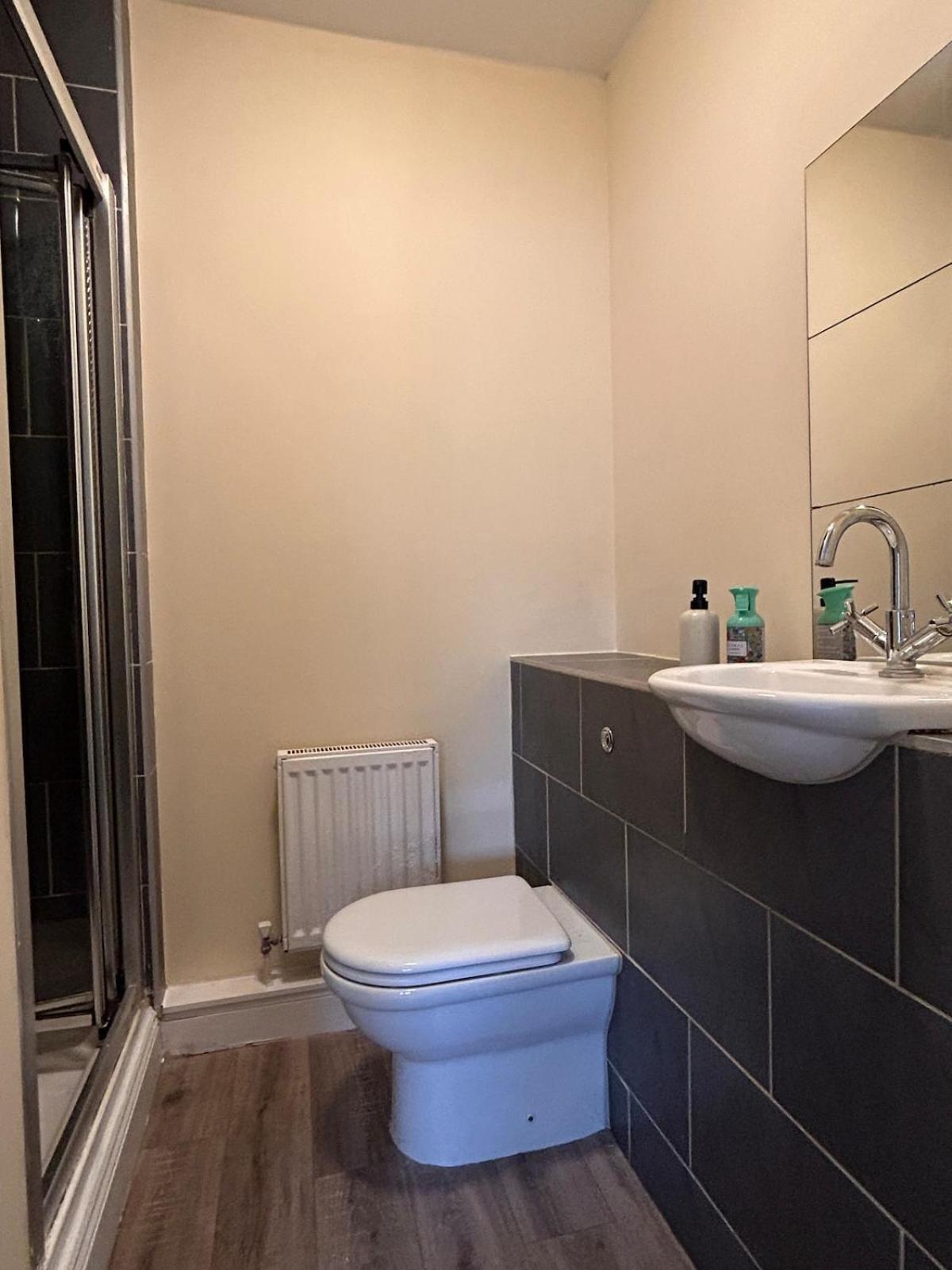King Bed Just 8 Minutes To Airport *