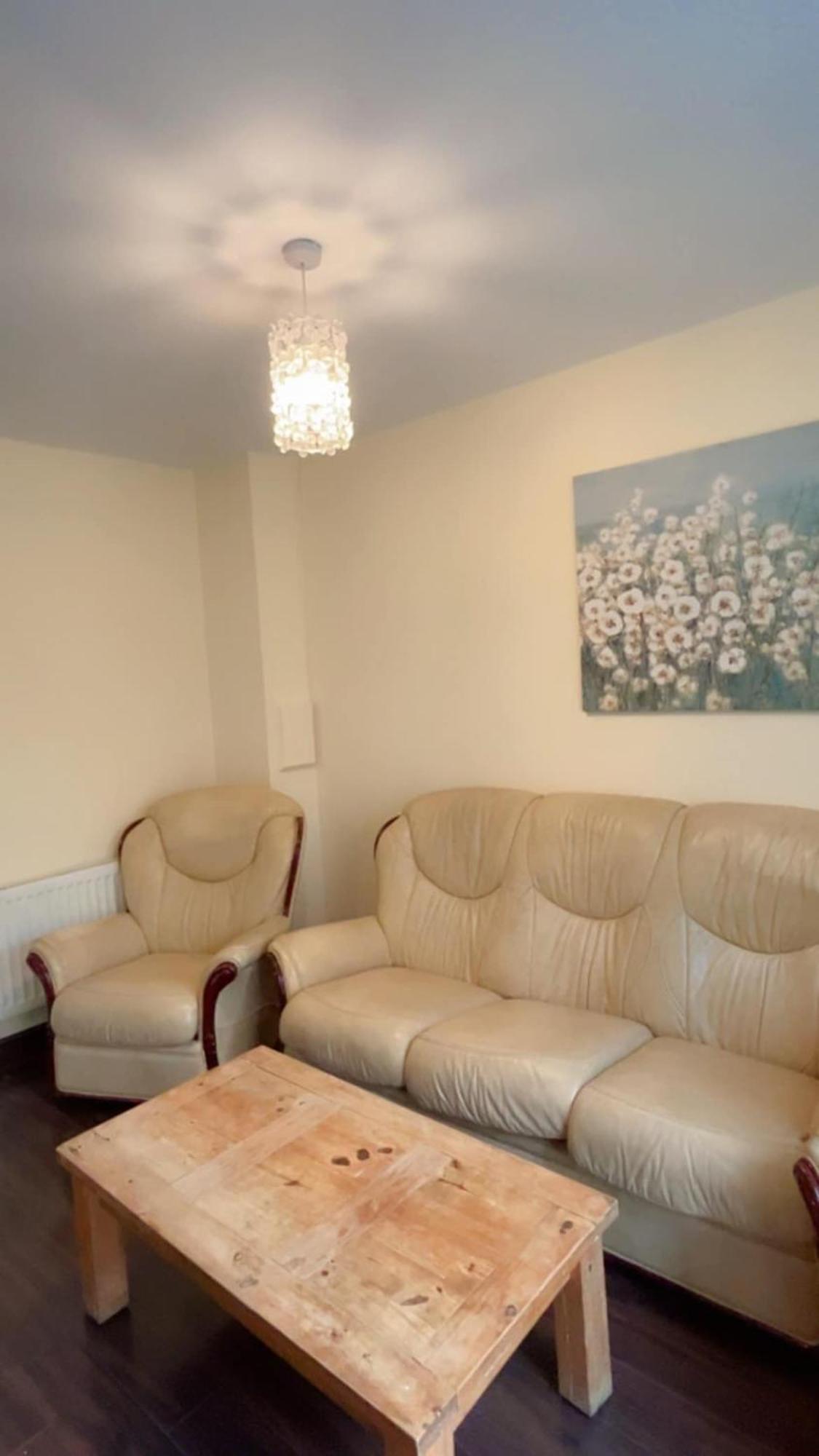 King Bed Just 8 Minutes To Airport Apartment