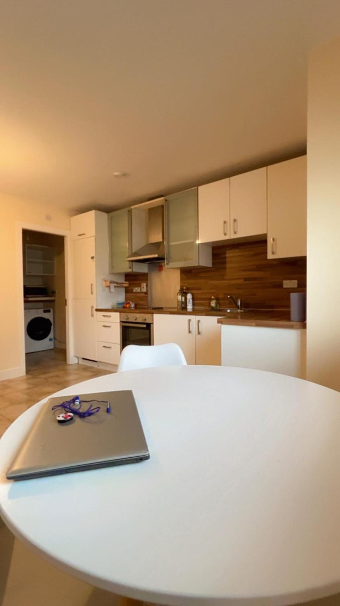 Apartment King Bed Just 8 Minutes To Airport Dublin