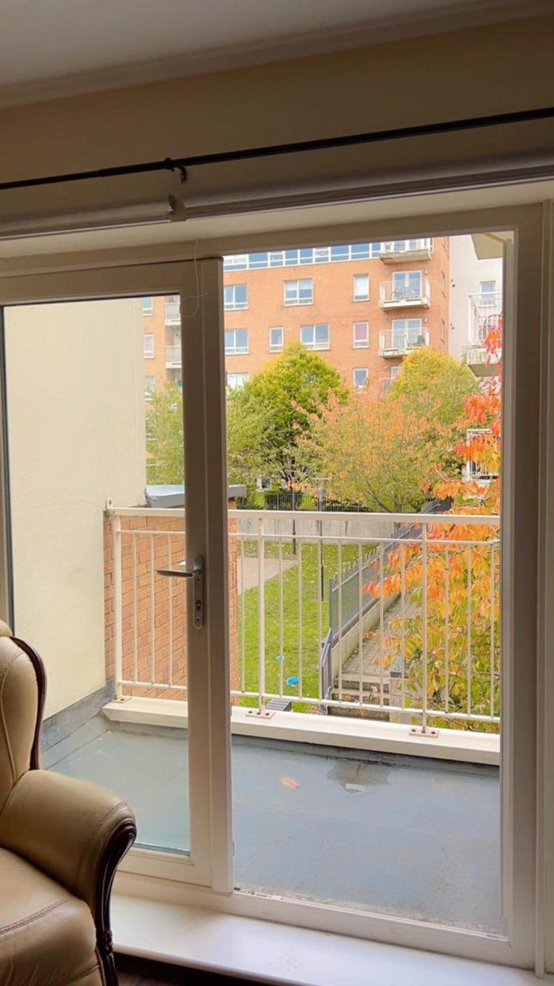 King Bed Just 8 Minutes To Airport Apartment
