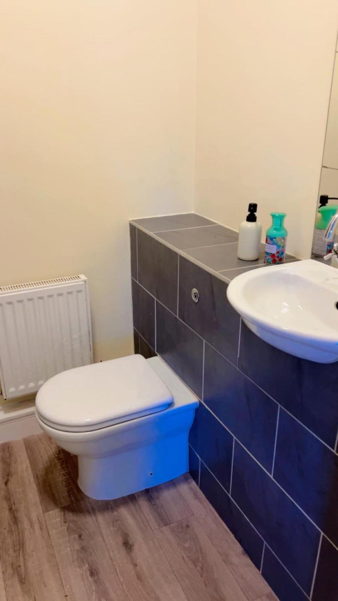 King Bed Just 8 Minutes To Airport Apartment *